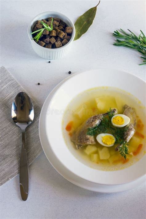 Sopa Fragante Deliciosa Basada En El Caldo De Las Codornices En Una