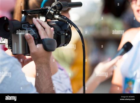 Periodista Sosteniendo Un Micrófono De Mano La Realización De Una