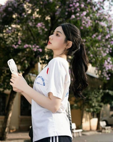 Hot girl ăn thùng uống vại khoe ảnh thanh xuân vườn trường cực nét