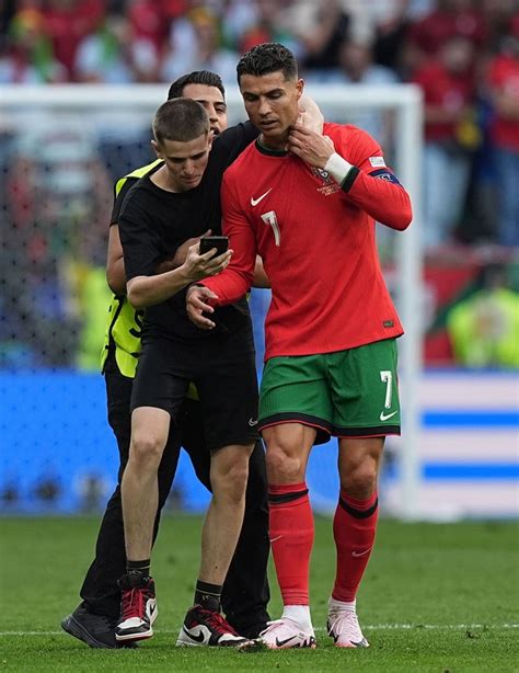 Sahaya atlayıp Ronaldo ile fotoğraf çektirmişti UEFA minik Berat a