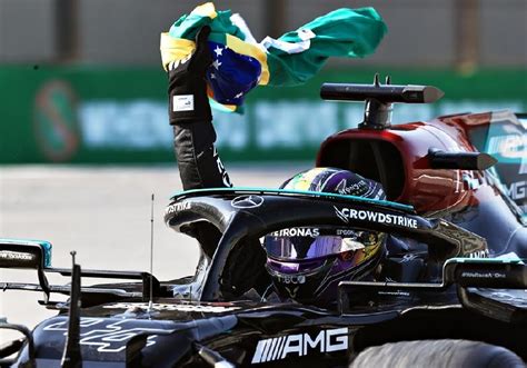 Lewis Hamilton Recebe Título De Cidadão Honorário Brasileiro Lei Em Campo