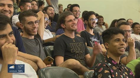 Estudantes Da Unb Assistem Primeira Aula De Felicidade Bom Dia Df G