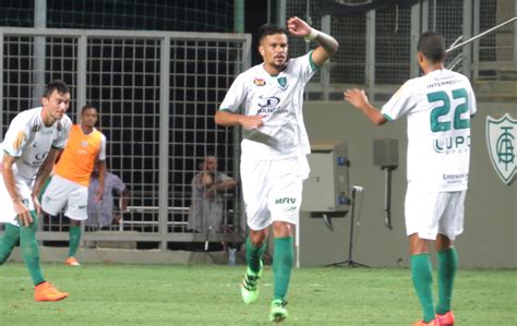 Vidente Rafael Bastos celebra golaço no Horto É um gol que marca