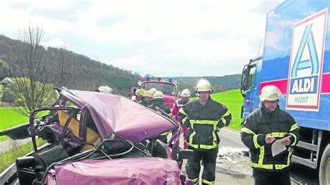 Kleinwagen Geriet Zwischen Zwei Lkw