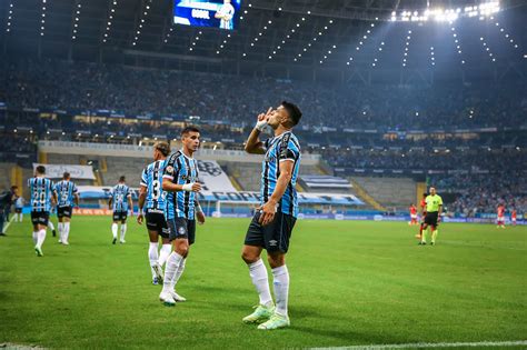 Suárez faz golaço no GreNal e mantém feito de marcar em todos os