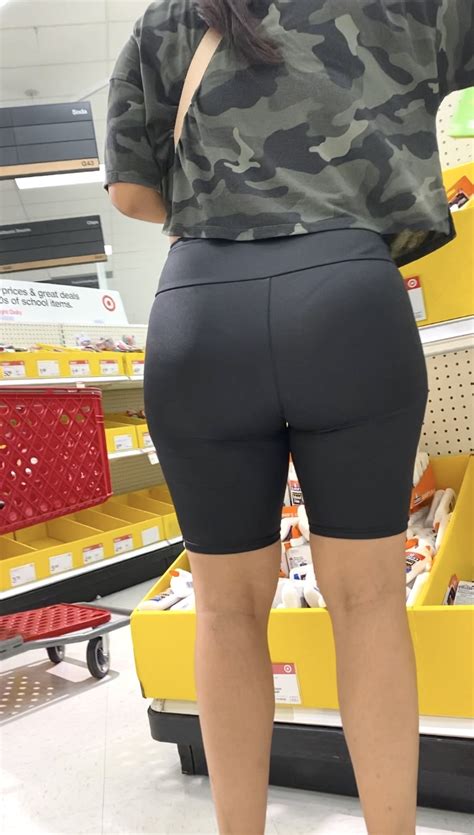 VPL Hot Spanish MILF In Shiny Leggings Shorts Spandex Leggings Yoga Pants Forum