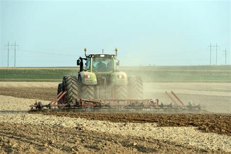 Landmaschinen Arbeiten Auf Dem Feld Ein Traktor Mit Pflug Und Grubber