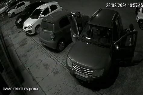 Vídeo Dupla armada e encapuzada rouba carro de homem em Águas Claras