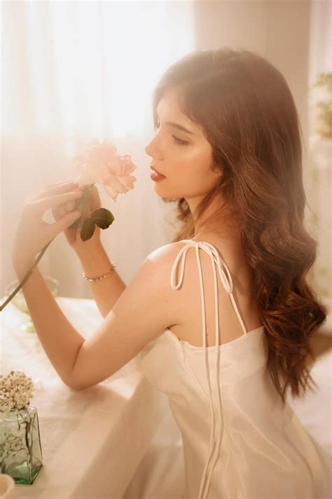 Khoe lưng trần hờ hững hot girl lai Việt Úc khiến cư dân mạng xuýt xoa khen không ngớt lời