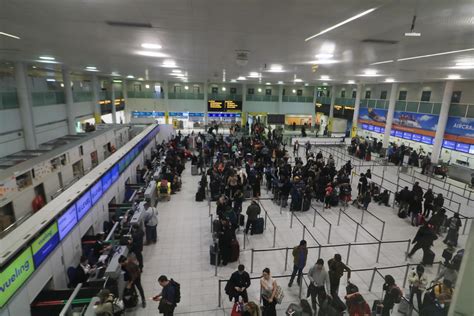 Gatwick airport latest - Scots punters call for Glasgow have-a-go hero