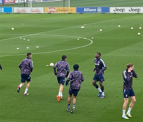 Live Tj Juventus Arrivata A Nantes I Convocati Assenti Pogba E