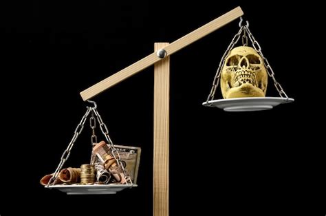 Calavera Y Dinero En Una Balanza De Dos Platillos Foto Premium