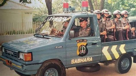 Foto Bernostalgia Dengan Mobil Polisi Zaman Dulu