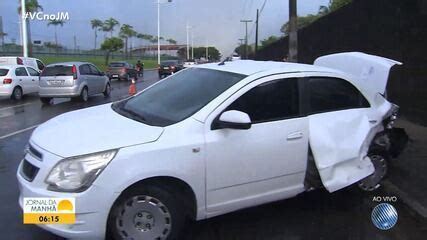 Batida entre dois carros deixa trânsito congestionado na Av Paralela