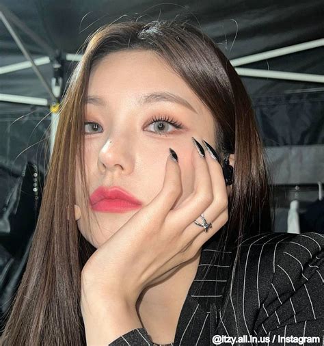 Itzy イェジ、日本のコンビニ愛が強すぎる！ すさまじい目つきで「連れて行って！」・・ スタッフに圧をかけまくる彼女に大爆笑 Kpop