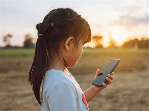 Jaki telefon dla 8-latka wybrać? - Magazyn Ceneo.pl