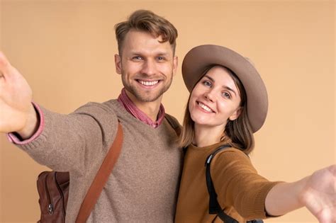 Pareja Joven Tomando Un Selfie Juntos Antes De Viajar Foto Gratis