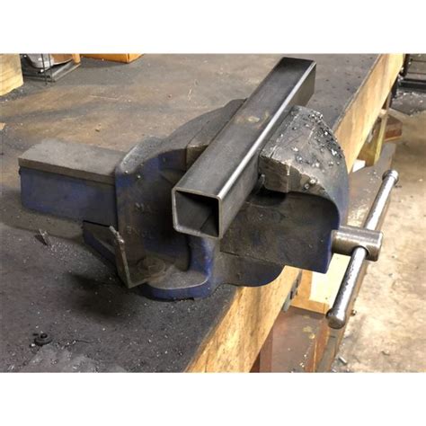 Heavy duty bench vise