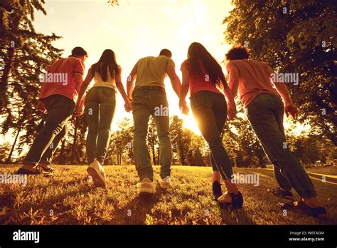 Un grupo de personas felices al atardecer en la naturaleza Fotografía ...