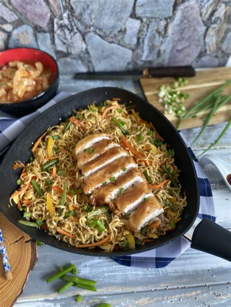 Gebackenes H Hnchen Auf Gebratenen Nudeln Buddydinner De