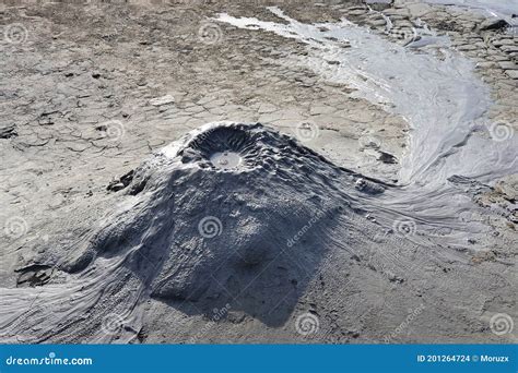 Vulcões De Lama Vulcão De Lama Em Erupção Em Buzau Romênia Foto de