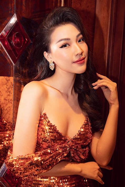 Á hậu sắp lấy chồng Mỹ từng có ảnh bán nude gây sốc là ai
