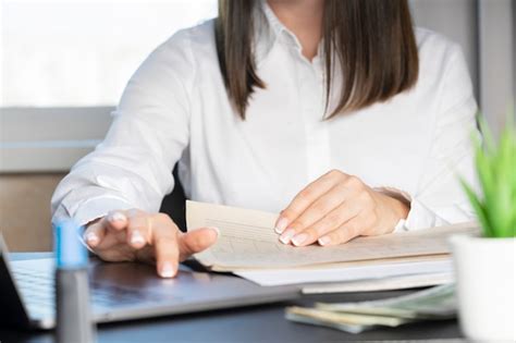 Manos De Un Trabajador Financiero Con Una Camisa Blanca Trabajando Con