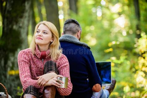 Pares Cari Osos Felices Que Se Relajan En Parque Con El Ordenador Port