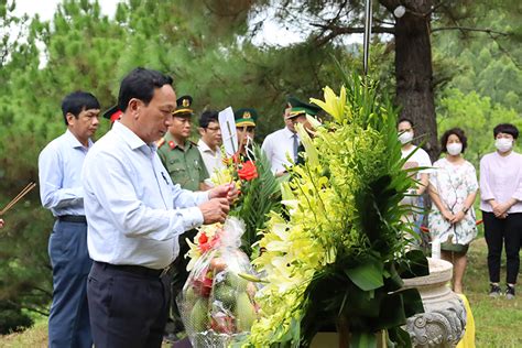 Các đồng Chí Lãnh đạo Tỉnh Dâng Hương Viếng Mộ Đại Tướng Võ Nguyên Giáp