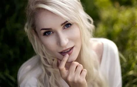 Обои girl sexy hot girl eyes smile beautiful figure model на телефон и рабочий стол