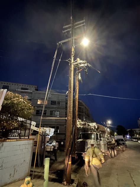 How much do lineman make per year with overtime pay 17