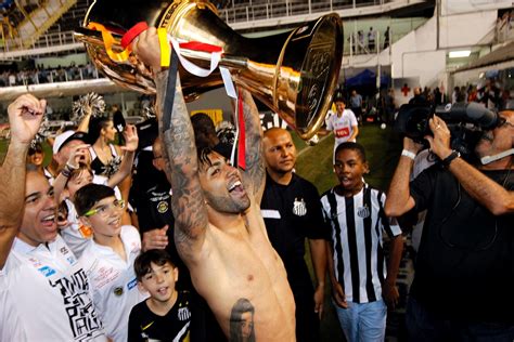 Torcida do Santos comemora título paulista novas críticas à Rede