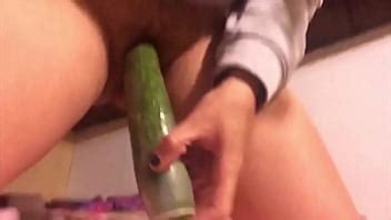 Me metí un pepino grande en mi vulva XVIDEOS