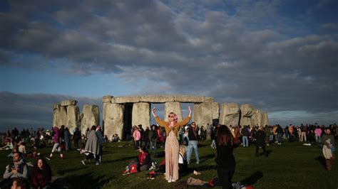 Stonehenge Summer Solstice Thousands Gather To Cheer Sunrise On