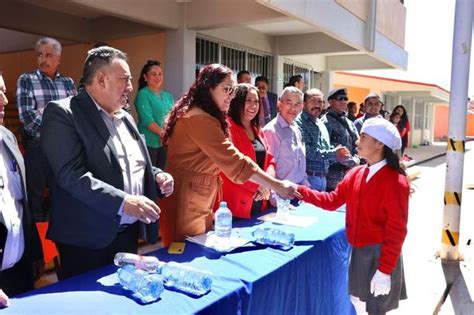 Honores a la Bandera en la primaria Lázaro Cárdenas del Rio La Voz