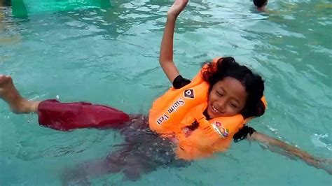 Asiknya Bermain Air Mainan Anak Kecil Belajar Berenang Pelampung