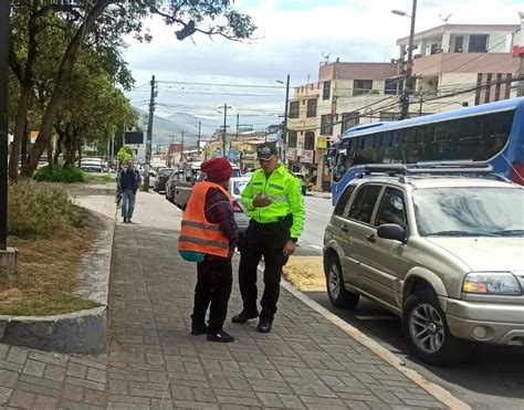 Polic A Dmq Zona On Twitter Polic A De Barrio Nos Encuentramos