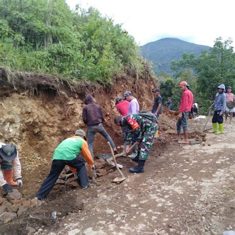 Anggota Koramil Cilimus Bantu Warga Perbaiki Jalan Rusak