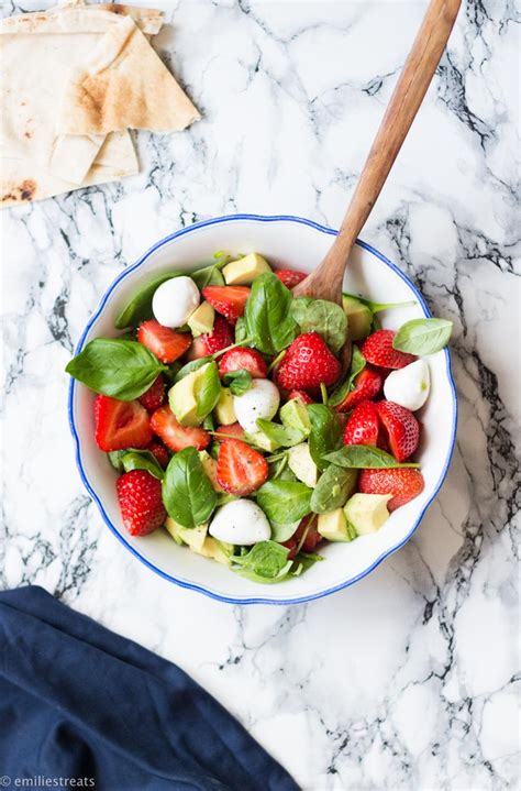 Erdbeer Basilikum Salat Mit Avocado Und Mozzarella Aka Erdbeer