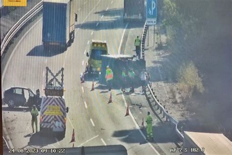 Un accident al tram de Sant Sadurní de l AP 7 sentit Barcelona provoca