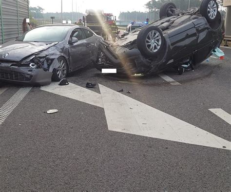 Wypadek na S5 koło Leszna Zderzyły się dwa samochody jeden dachował