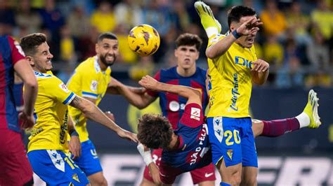 Felix Bicycle Kick Earns Barcelona Win At Cadiz The Daily Star