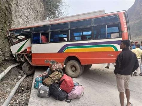 बेनीबाट घोडेपानी जाँदै गरेको बस दुर्घटना २७ घाइते Myagdi Online