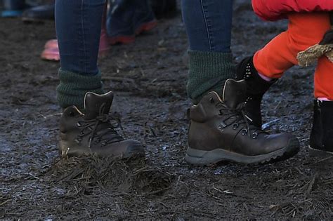 Kate Middleton’s Skinny Jeans + Festive Colors at Christmas Tree Farm ...