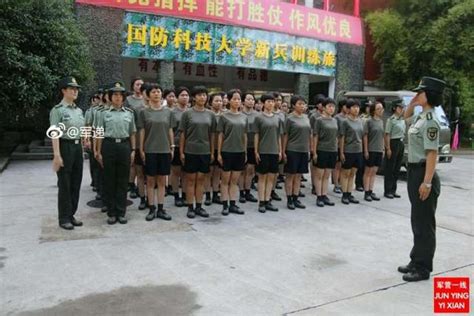 高清大图：女兵新兵训练的第一天