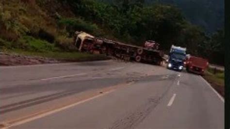 Itabirito carreta tomba e espalha carvão na BR 040 veja vídeo