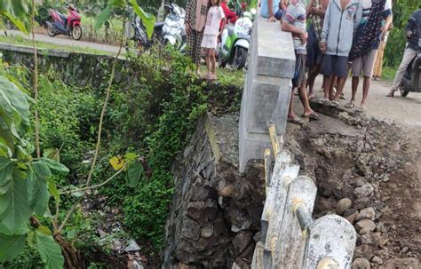 Jembatan Penghubung Dua Kecamatan Di Brebes Ambruk Diterjang Banjir