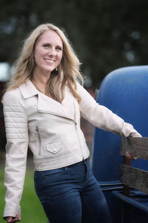 Mooie Blonde Poep Met Een Oude Vrachtwagen Stock Afbeelding Image Of Vrouw Leer 262283287