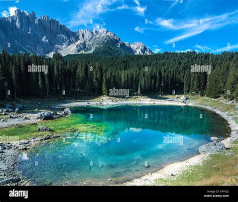 Paisaje Y Reflejos En El Famoso Lago De Carezza Dolomitas Fotografías E