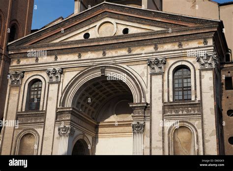 La fachada de la Basílica di Sant Andrea en Mantova Mantua Italia